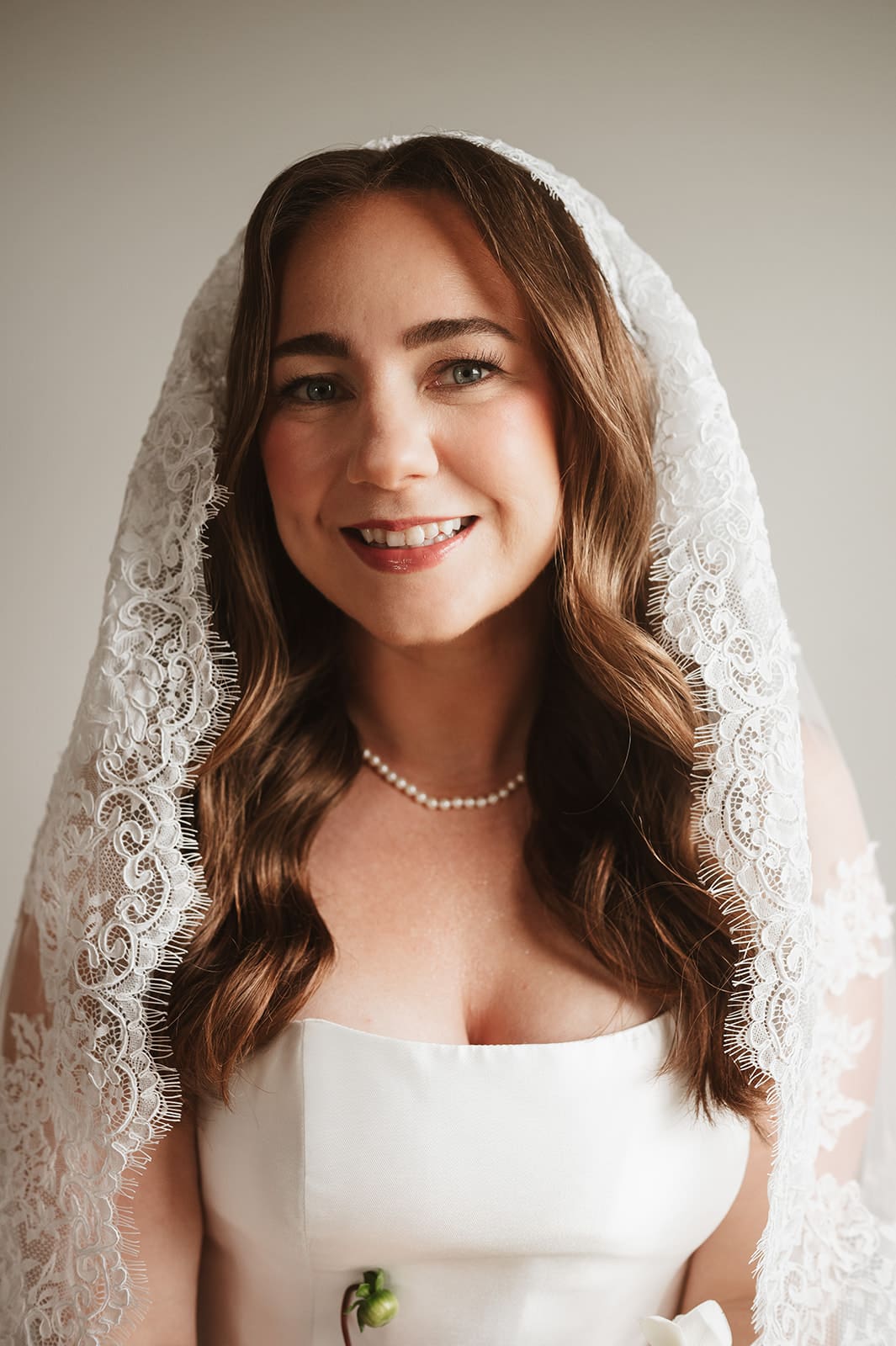 Chicago bride in natural makeup and glam waves